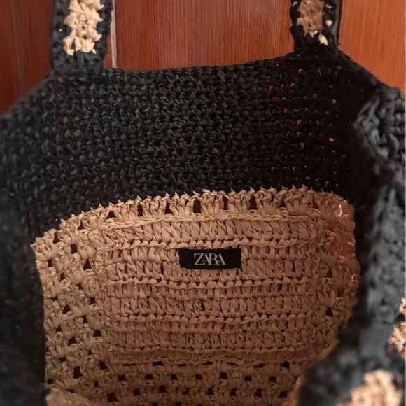 Beautiful Zara woven bag slight damage - Picture 3 of 4